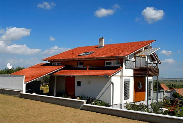 Fertig eingedecktes Ziegeldach eines Einfamilienhauses
