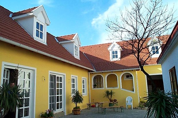 Wohnhaus mit sanierter Dachlandschaft und Gauben