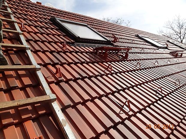 Dachfläche mit neuen Ziegeln und eingebautem Dachflächenfenster