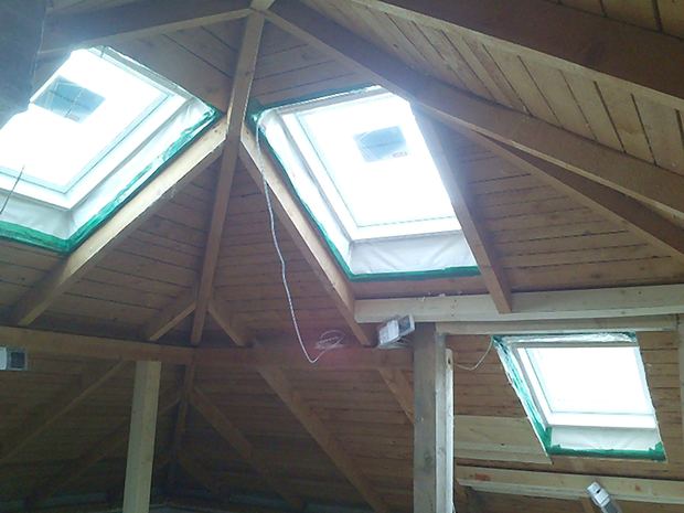 Zwei eingebaute Dachflächenfenster im Innenraum