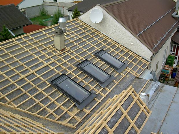 Dachfläche mit Lattung und vorbereiteten Öffnungen für Dachfenster