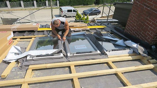 Monteur beim Einbau eines Dachflächenfensters