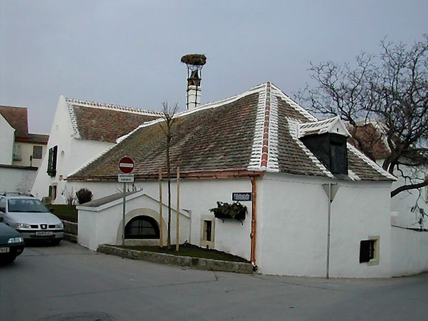 Sanierter alter Hof mit neu gedecktem Dach