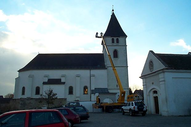 Kirche mit Kran während der Dachsanierung