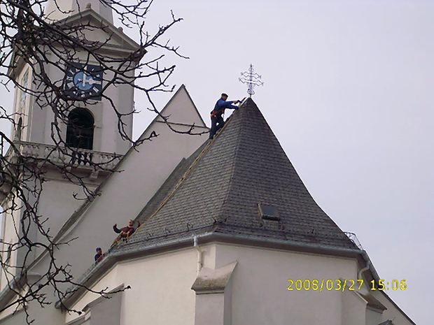 Arbeiten an der Spitze eines Kirchturms