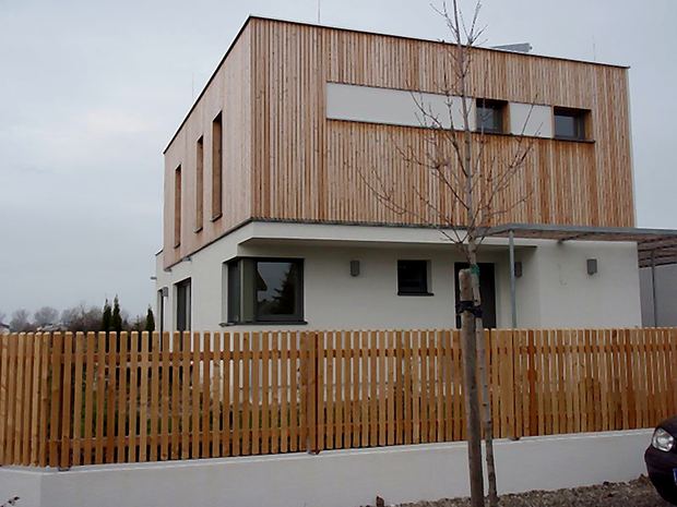 Wohnhaus mit holzverkleidetem Obergeschoss