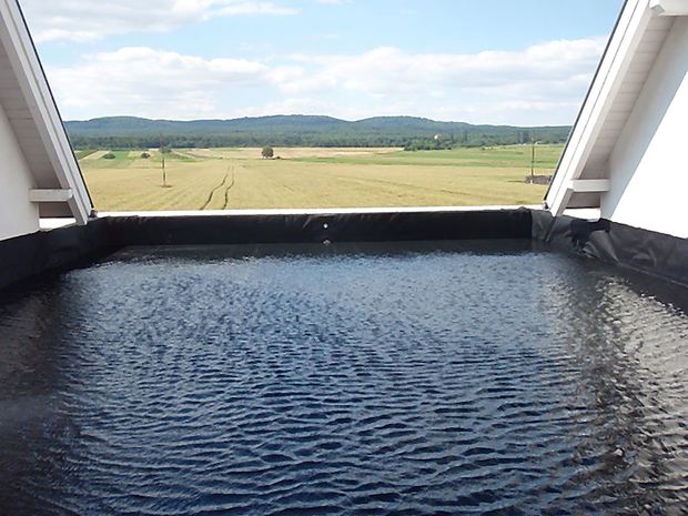 Abgedichtete Flachdachfläche mit Wasserprobe
