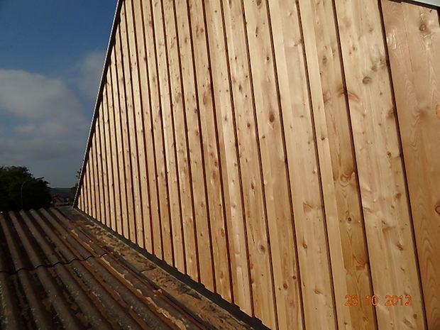 Senkrechte Holzschalung an einer Giebelwand