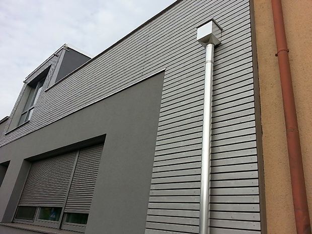 Waagrechte Fassadenschalung mit Regenfallrohr