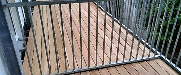 Balkon mit Holzbelag und Geländer