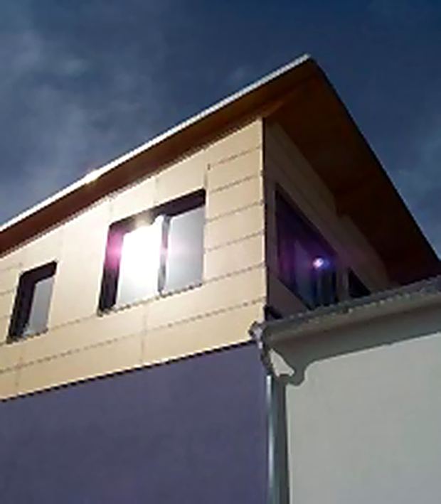 Fassadenverkleidung bei Abendlicht