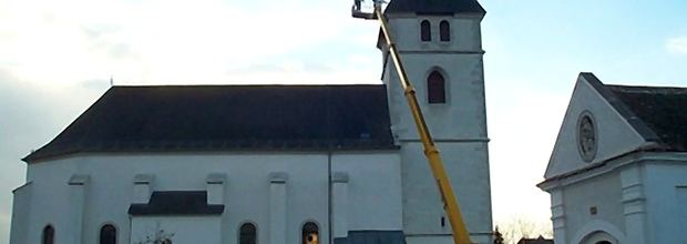 Kirche mit Hubsteiger während der Arbeiten