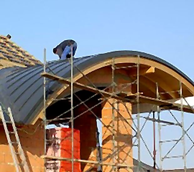 Tonnendach im Bau mit Gerüst