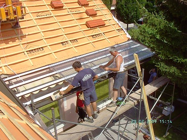 Einbau eines verglasten Dachelements durch zwei Monteure